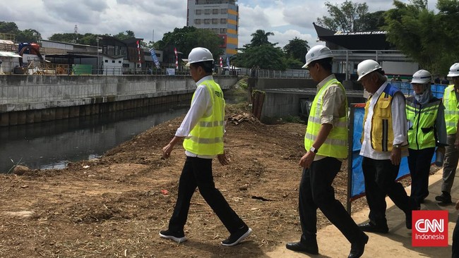 Presiden Joko Widodo meresmikan jalan pintas batas Kota Singaraja-Mengwitani, Kabupaten Buleleng, Provinsi Bali, ditandai dengan penandatanganan prasasti.