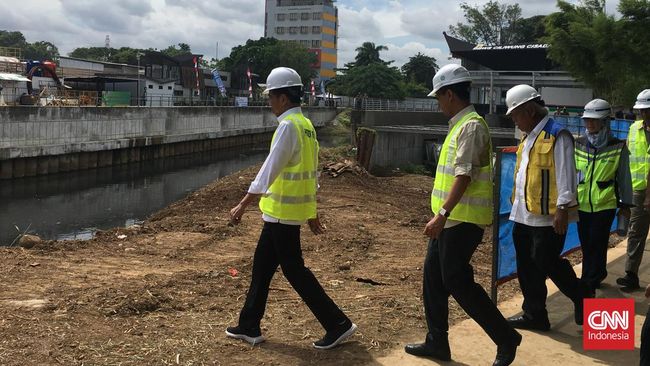 Presiden Jokowi meninjau pembangunan sodetan dari Sungai Ciliwung menuju Kanal Banjir Timur (KBT), Jakarta Timur.