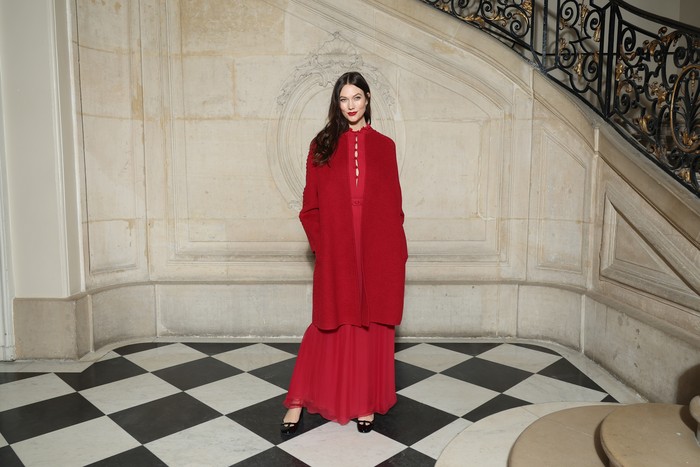 Karlie Kloss tampil fierce dalam padanan mantel dengan dress serba merah. Foto: Getty Images for Christian Dior/Pascal Le Segretain
