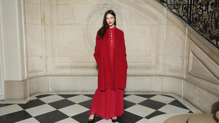 PARIS, FRANCE - JANUARY 23: Karlie Kloss attends the Christian Dior Haute Couture Spring Summer 2023 show as part of Paris Fashion Week  on January 23, 2023 in Paris, France. (Photo by Pascal Le Segretain/Getty Images for Christian Dior)