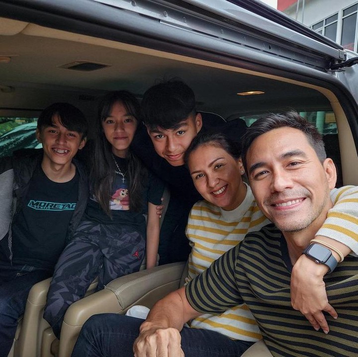 <p>Meski disibukkan dengan aktivitas di dunia hiburan, Darius Sinathrya dan Donna Agnesia selalu berusaha melakukan<em> quality time</em> bersama anak-anak. Mereka kerap melakukan liburan sederhana, seperti road trip. (Foto: Instagram @darius_sinathrya @dagnesia)</p>