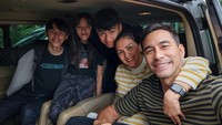 <p>Meski disibukkan dengan aktivitas di dunia hiburan, Darius Sinathrya dan Donna Agnesia selalu berusaha melakukan<em> quality time</em> bersama anak-anak. Mereka kerap melakukan liburan sederhana, seperti road trip. (Foto: Instagram @darius_sinathrya @dagnesia)</p>