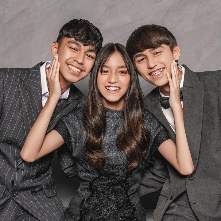 <p>Tak hanya Darius dan Donna yang tampil memukau, ketiga anak mereka yang kini beranjak remaja juga tampil keren di sesi pemotretan. (Foto: Instagram @darius_sinathrya @dagnesia @riomotret @riomotretofficial)</p>