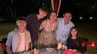 <p>Donna Agnesia dan Darius Sinathrya juga selalu melibatkan ketiga anak mereka yaitu Lionel, Diego, dan Queenesia di setiap momen penting. Seperti ketika mereka merayakan hari ulang tahun pernikahan pada 30 Desember 2022 lalu. (Foto: Instagram @darius_sinathrya @dagnesia)</p>