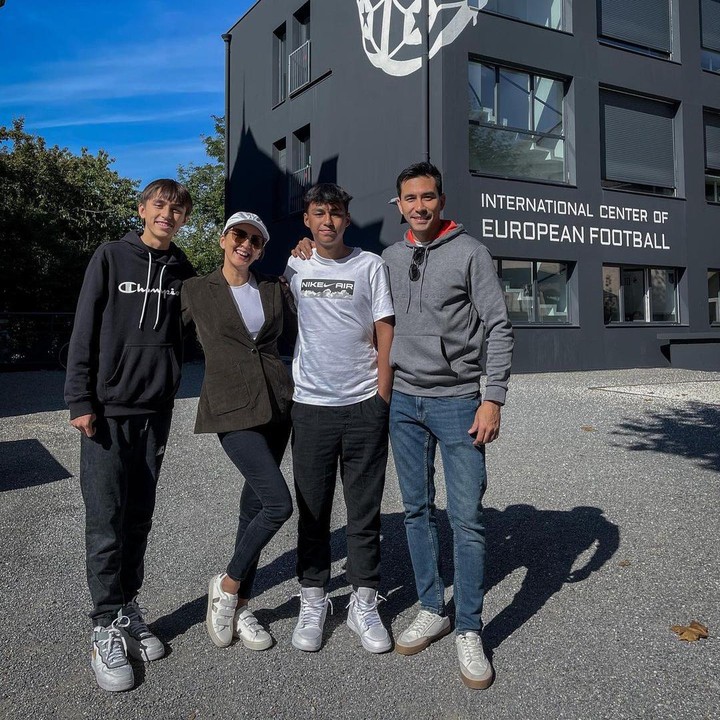 <p>Darius Sinathrya dan Donna Agnesia juga berusaha memberikan fasilitas kepada anak-anak mereka untuk menggeluti hobi. Lionel Nathan Sinathrya dan Diego Andres Sinathrya sampai terbang ke Prancis untuk mengikuti sekolah sepakbola di ICEF (International Center of European Football). (Foto: Instagram @darius_sinathrya @dagnesia)</p>