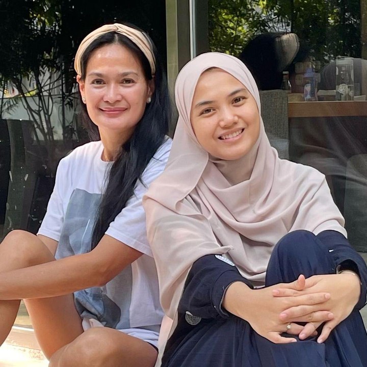 <p>Selalu terlihat harmonis dan kerap menghabiskan waktu bersama, banyak netizen menilai paras keduanya tampak semakin mirip. <em>"Ini kembar bukan menantu Tapi anak kandung,"</em> komentar akun @dew1rah***. (Foto: Instagram @donnaharunofficial)</p>