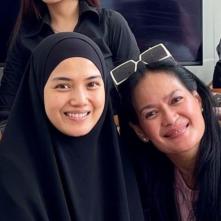 <p>Meski tak punya hubungan sedarah, Donna Harun dan Herfiza selalu terlihat akrab. Keduanya sering dipuji karena berhasil menunjukkan hubungan sehat antara mertua dan menantu. (Foto: Instagram @donnaharunofficial)</p>