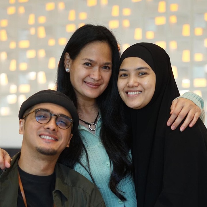 <p>Aktor Ricky Harun sudah menikah dengan Herfiza pada 15 Juni 2013. Hal ini menjadikan sang Bunda, Donna Harun memiliki hubungan sebagai mertua untuk Herfiza. (Foto: Instagram @donnaharunofficial)</p>