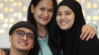 <p>Aktor Ricky Harun sudah menikah dengan Herfiza pada 15 Juni 2013. Hal ini menjadikan sang Bunda, Donna Harun memiliki hubungan sebagai mertua untuk Herfiza. (Foto: Instagram @donnaharunofficial)</p>