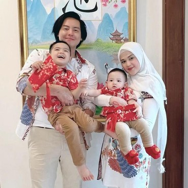 Potret Roger Danuarta Rayakan Imlek dengan Keluarga meski Sudah Mualaf