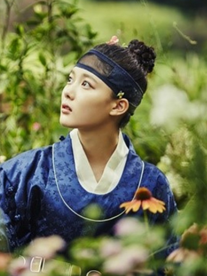 Selain membuat namanya populer, drama sageuk Love in the Moonlight berhasil membawa Kim Yoo Jung meraih banyak piala, mulai dari Best New Actress, Most Popular Actress, hingga Best Couple Award.