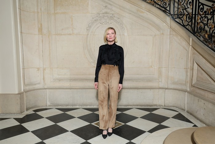 Celana suede memberi kesan klasik dan boyish pada gaya kasual Kirsten Dunst. Foto: Getty Images for Christian Dior/Pascal Le Segretain