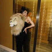 Ramai Dikritik Pakai Gaun 'Kepala Singa', Kylie Jenner Justru Dibela PETA! Ini Alasannya