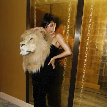 img-title Ramai Dikritik Pakai Gaun 'Kepala Singa', Kylie Jenner Justru Dibela PETA! Ini Alasannya
