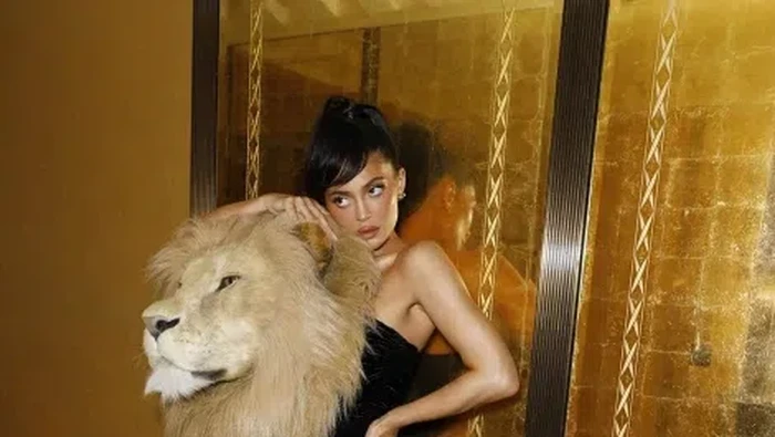img-title Ramai Dikritik Pakai Gaun 'Kepala Singa', Kylie Jenner Justru Dibela PETA! Ini Alasannya