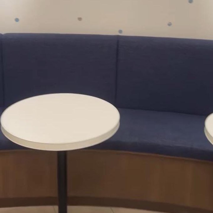 <p>Tidak kursi bayi saja, mereka juga menyediakan beberapa meja makan yang dilengkapi dengan sofa nyaman. Meja ini bisa Bunda gunakan juga untuk memberi makan Si Kecil atau untuk tujuan yang lainnya. (Foto: Instagram@tamiatriandini)</p>