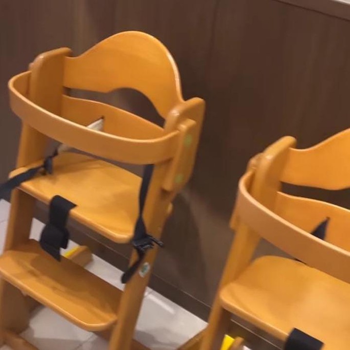 <p>Diintip dari Instagram Tamia Triandini yang sudah diizinkan untuk dikutip, tempat yang disebut sebagai ruangan baby toddler friendly ini juga dilengkapi dengan kursi bayi untuk tempat mereka makan. Ruangan ini menyediakan tiga kursi bayi. (Foto: Instagram@tamiatriandini)</p>