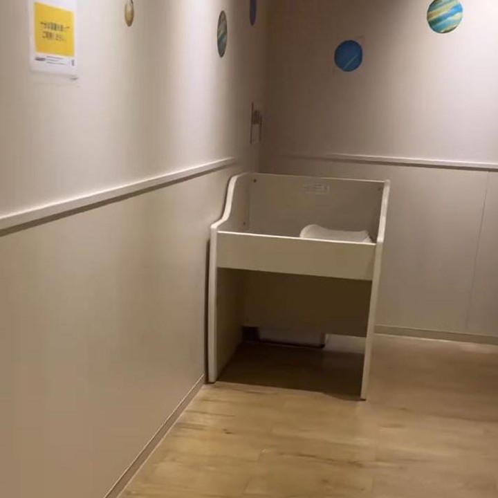 <p>Di ruang untuk ganti popok itu juga dilengkapi dengan timbangan dan alat untuk ukur tinggi bayi, tetapi tidak semua mall menyediakan fasilitas yang satu ini, ya, Bunda. (Foto: Instagram@tamiatriandini)</p>