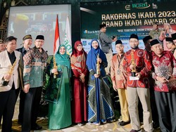 Oki Setiana Dewi Terima Penghargaan dari IKADI
