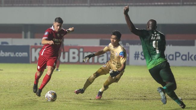 Tekel brutal bek Persikabo Didik Wahyu pada gelandang Persis, Alexis Messidoro, di Liga 1 2022/2023 yang hanya diganjar kartu kuning viral di media sosial.