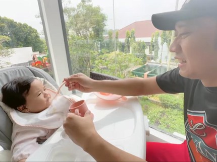 7 Potret Anak Bungsu Aliya Rajasa Makan MPASI Pertama, Lahap Disuapi Ayah Ibas