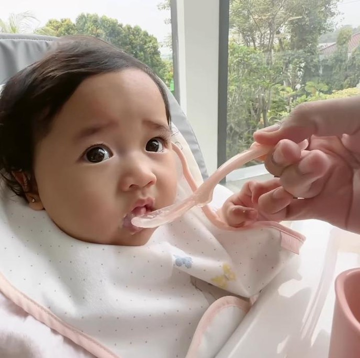 <p>"<em>Here we go again</em> memulai agenda baru di kehidupan Alisha Prameswari..semoga senang dan lahap selalu yah nak <em>we Love youuu</em>," tulis Aliya (Foto: Instagram: @ruby_26)</p>