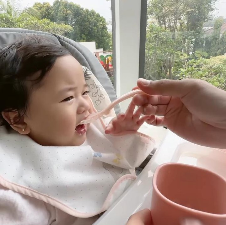 <p>Bunda, kita doakan agar Alisha selalu diberikan kesehatan dan kasih sayang dari orang-orang sekitarnya, ya! (Foto: Instagram: @ruby_26)</p>