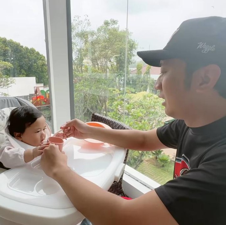 <p>"Alisha nya enggak sabar sudah laper, papinya takut-takut mau nyiapin. Senang benar lihat bayi doyan makan," kata seorang netizen. "Papi kurang cepat suapinya, Alisha enggak sabar," tutur netizen lainnya. (Foto: Instagram: @ruby_26)</p>