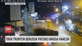 VIDEO: Truk Tronton Seruduk Patung Bima Hingga Hancur