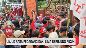 VIDEO: Unjuk Rasa Pedagang Kaki Lima Berujung Ricuh