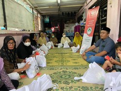 Relawan Ganjar Bagikan Sembako ke Ibu-ibu Pengajian di Yogyakarta