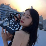 Gaya OOTD Artis Pakai Tas Louis Vuitton x Yayoi Kusama, Modis dengan Sentuhan Motif Polkadot