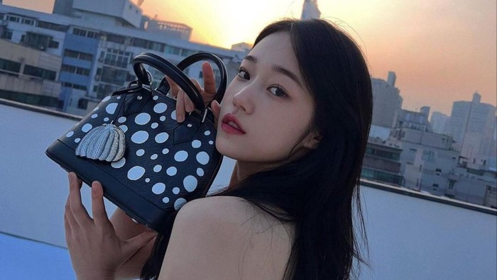 img-title Gaya OOTD Artis Pakai Tas Louis Vuitton x Yayoi Kusama, Modis dengan Sentuhan Motif Polkadot