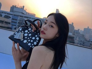 img-title Gaya OOTD Artis Pakai Tas Louis Vuitton x Yayoi Kusama, Modis dengan Sentuhan Motif Polkadot
