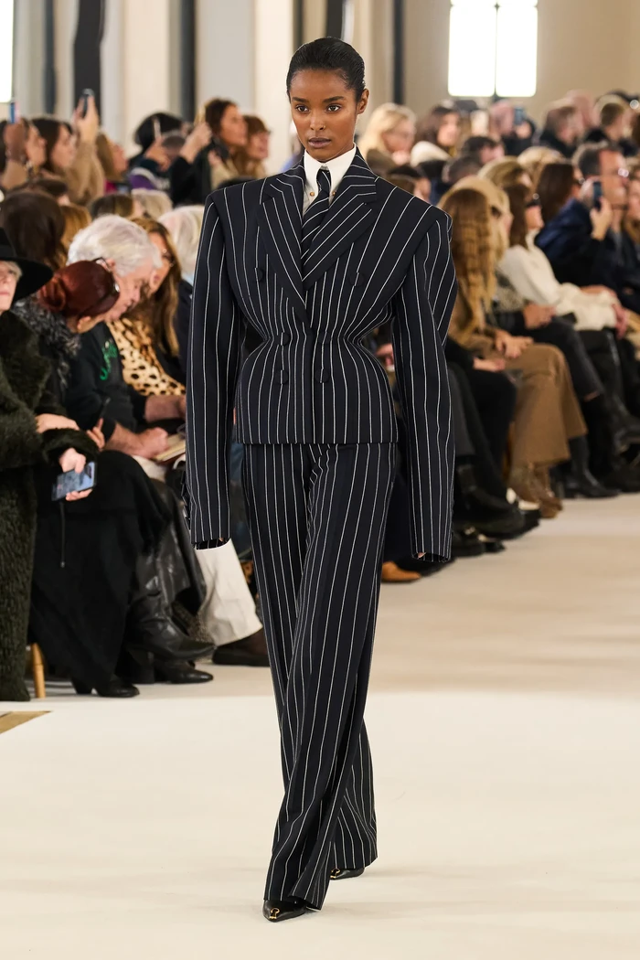 Turut hadir kreasi yang lebih wearable dalam rupa setelan jas oversized. Foto: Filippo Fior/Gorunway/Vogue