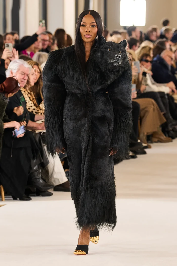 Naomi Campbell memakai coat kepala serigala. Ketiga hewan tersebut memang turut jadi bagian dari jalan cerita Inferno karya Dante. Foto: Filippo Fior/Gorunway/Vogue