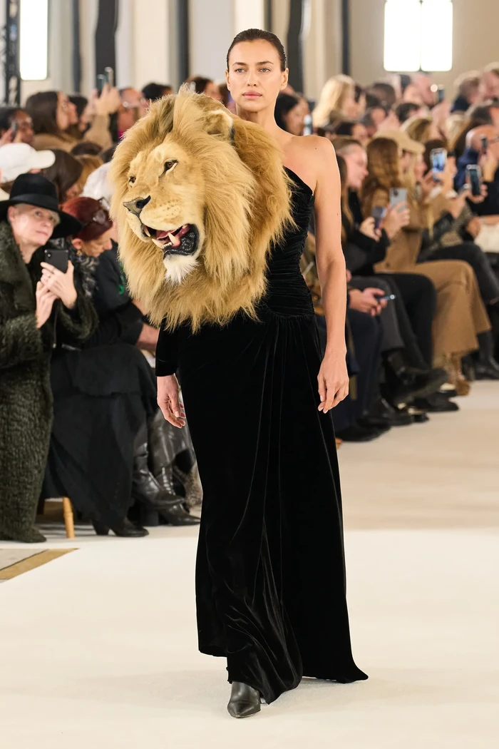 Gaun kepala singa yang dipakai Kylie Jenner diperagakan Irina Shayk di runway. Kepala tersebut terbuat dari bulu sintetis, busa, dan resin.Foto: Filippo Fior/Gorunway/Vogue