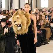 Jadi Favorit Kylie Jenner, Ini Potret Koleksi Schiaparelli Haute Couture Spring 2023 yang Nyentrik! Ada Gaun Kepala Singa