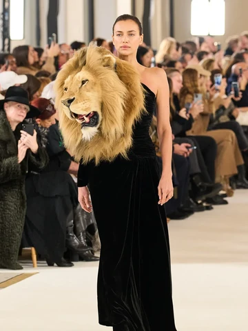 Jadi Favorit Kylie Jenner, Ini Potret Koleksi Schiaparelli Haute Couture Spring 2023 yang Nyentrik! Ada Gaun Kepala Singa