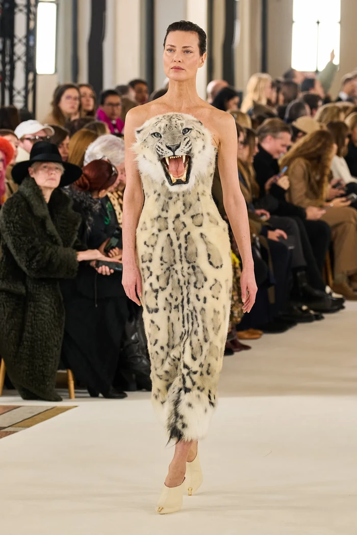 Selain singa, turut hadir gaun kepala leopard yang dipakai supermodel Shalom Harlow. Foto: Filippo Fior/Gorunway/Vogue