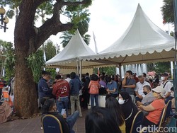 DKI Mulai Vaksinasi Booster Kedua, Sentra Vaksin di Balai Kota Ramai