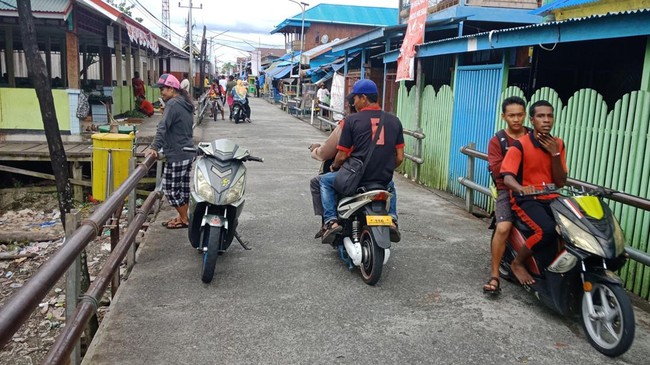 Sulit Akses BBM, Kendaraan Listrik Jadi Andalan Warga Papua Pakar transportasi Djoko Setijowarno mengungkap warga salah satu daerah di Papua mengandalkan sepeda listrik untuk mobilitas sehari-hari.