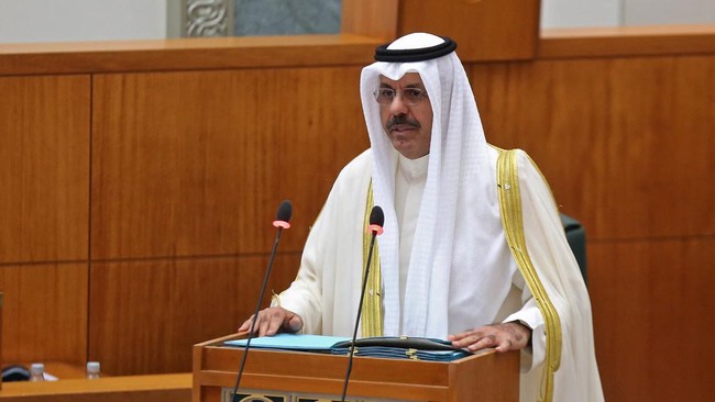 Perdana Menteri Kuwait Sheikh Ahmad Nawaf al-Sabah menyerahkan penguduran diri kabinet pada putra mahkota negara, Senin (23/1).