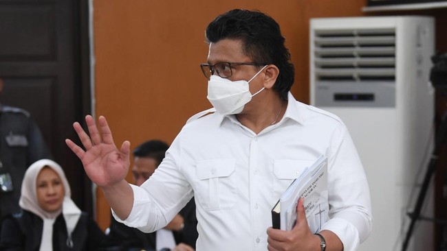 Pengunjung yang didominasi ibu-ibu merangsek masuk ruang sidang usai lama menunggu pintu ruang sidang dibuka petugas.