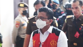 Sambo di Sidang Vonis: Kemeja Putih, Kacamata, Tatapan Lurus ke Depan