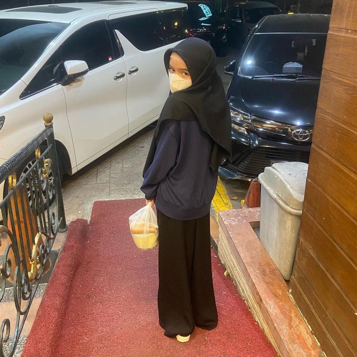 <p>Kini sering tampil dengan memakai hijab, gaya terbaru Sienna putri Ben Kasyafani semakin menjadi sorotan publik. Penampilan Sienna disebut-sebut merupakan perpaduan kedua Bundanya, nih.<em> "Muka marsyanda gaya nesya,"</em> ucap akun @yis**ayu. (Foto: Instagram @nesyanabila)</p>