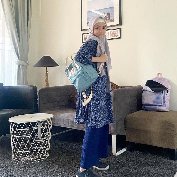 <p>Sienna Ameerah Kasyafani tampil modis dalam balutan busana muslimah gaya kasual, nih. Ia memadukan outfit berwarna navy dengan hijab segi empat polos warna krem. (Foto: Instagram @nesyanabila)</p>