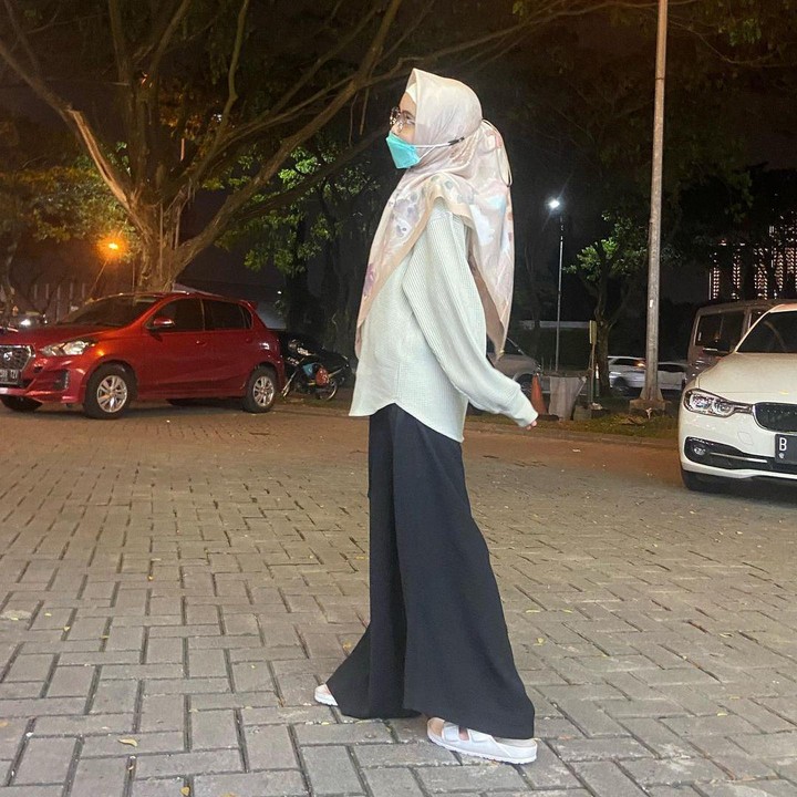 <p>Dengan penampilan terbarunya, banyak warganet menyebut Sienna semakin mirip dengan ibu sambungnya, Nesya Ayu Nabila. "<em>Gayanya kayak ka ines banget ini mah,</em>" komentar akun @ayuin******. (Foto: Instagram @nesyanabila)</p>