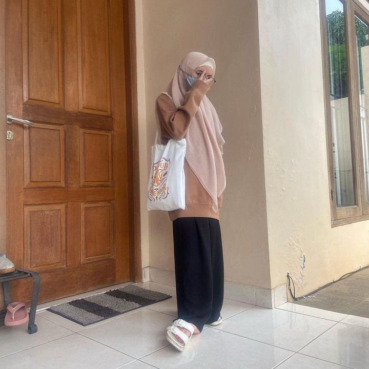 <p>Sienna Ameerah Kasyafani lahir pada 22 Januari 2013 silam. Kini ia tampil manglingi dengan hijab dan busana muslimah. (Foto: Instagram @nesyanabila)</p>