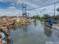 Jorok! Sampah Menggunung Nyaris Tutupi Jalan ke Pasar Baleendah